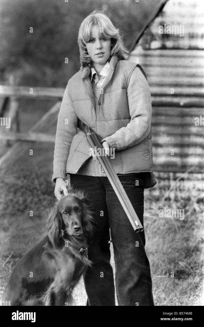 La governante girato guardiacaccia! Diane Siebart deve essere la Gran Bretagna è più bella guardiacaccia come qualsiasi potrebbe essere bracconieri al 40 acri vicino a Basingstoke sarà presto scoprire se sono eruzione cutanea sufficiente per infedeltà sulla sua terra. Ha usato per essere un governante ma dopo l'iscrizione gli agricoltori locali club, ha atterrato il suo attuale lavoro che include cercando dopo 250 fagiani e una costosa operazione di stock di pesci gioco per il suo boss. Egli è stato certamente su target in impiegando il suo! Deadshot Diane .... il biondo airgun esperto. Novembre 1979 P004506 Foto Stock
