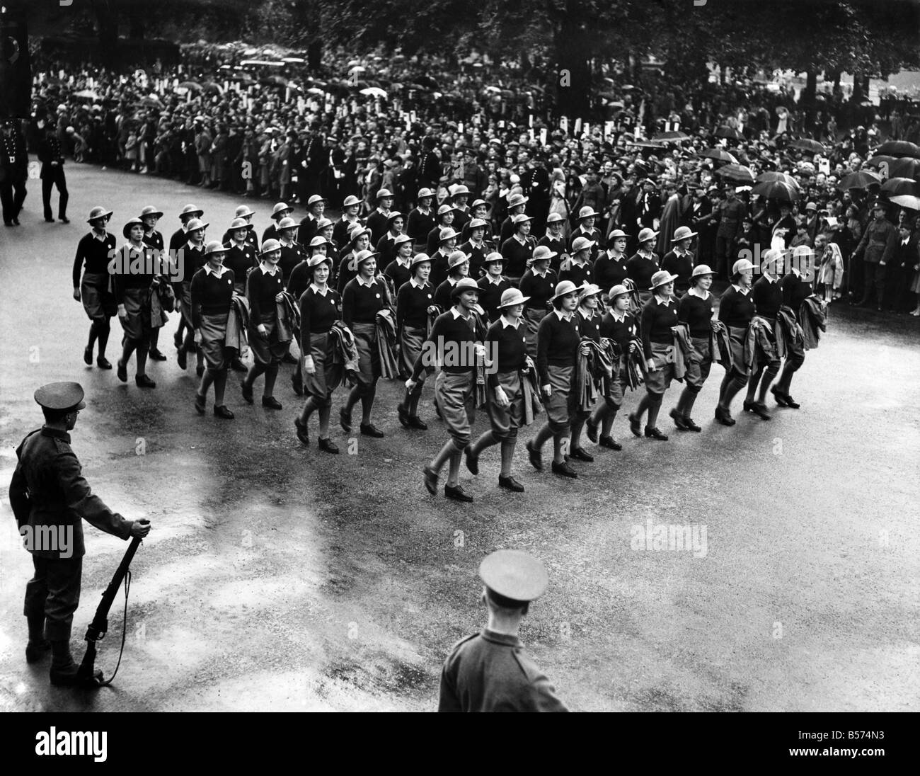 Victory Parade 1946. Le ragazze di terra il distacco. P04522 Foto Stock