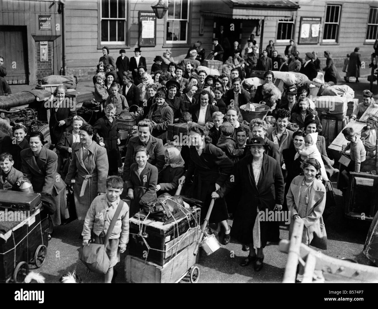 Fewming raccoglitrici di luppolo: Londra invasori del Kent hopfields arrivando in vigore al Marden stazione. P004534 Foto Stock