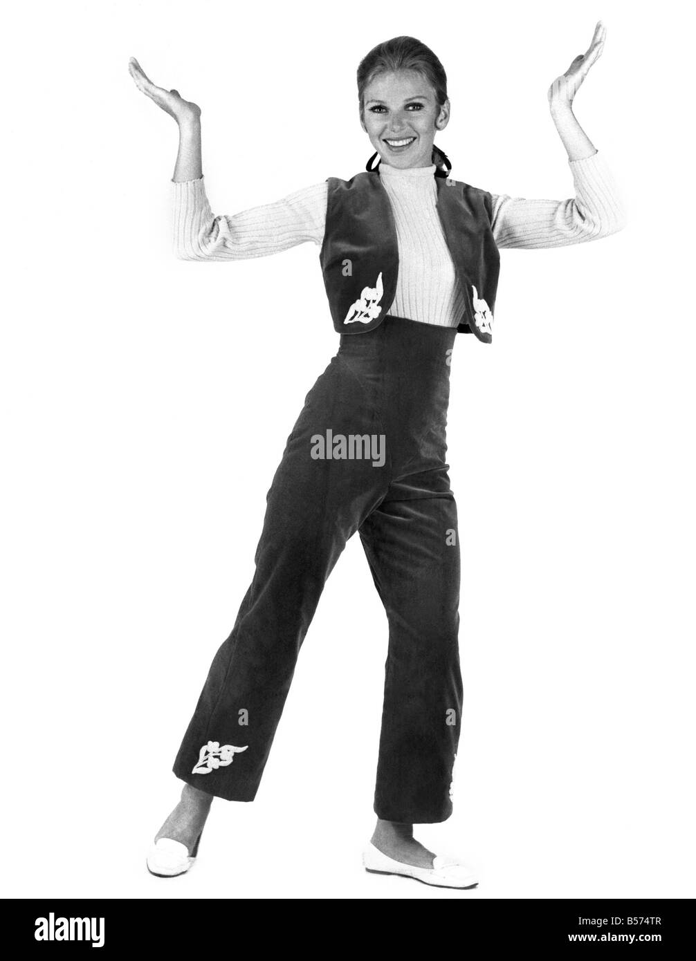 Sveglia Mode: modello indossando Spick e stile spagnolo pantaloni hipster  con abbinamento di gilet con dettaglio ricamato. Nov. 19 Foto stock - Alamy