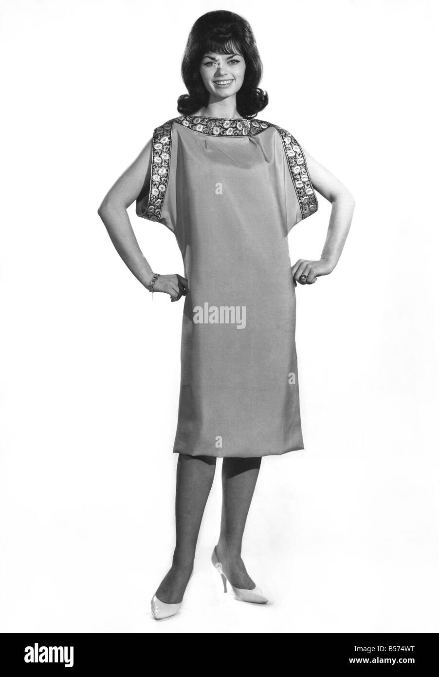 Sveglia mode 1961:00:00 Alex Mayins. la modellazione di una semplice abiti estivi con detailling sulle maniche e il collare. Luglio 1961 Foto Stock