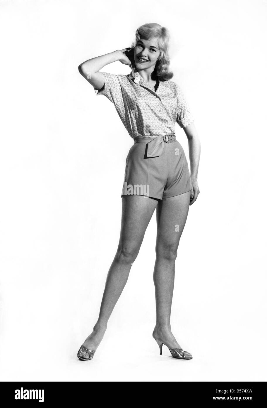 Sveglia mode 1960: Jo Waring modeling sa estate del corredo del manicotto corto camicetta e pantaloncini . Marzo 1960 P008977 Foto Stock
