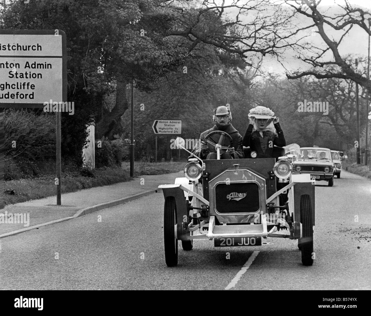 Il sig. Stewart Farrar e la signora Louise Montgomery della Sveglia militare  quotidiano a velocità nel motore di Albany carrello. Il veicolo del moderno  motore è regolato per la sufficientemente esaltante velocità