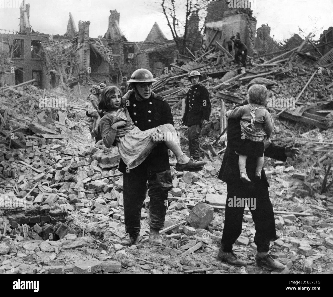 Vigili del fuoco del NFS visto qui portando stordito i bambini da distrutto abitazioni e ricoveri a seguito di un nazisti robot attacco aereo. Luglio 1944 P009352 Foto Stock