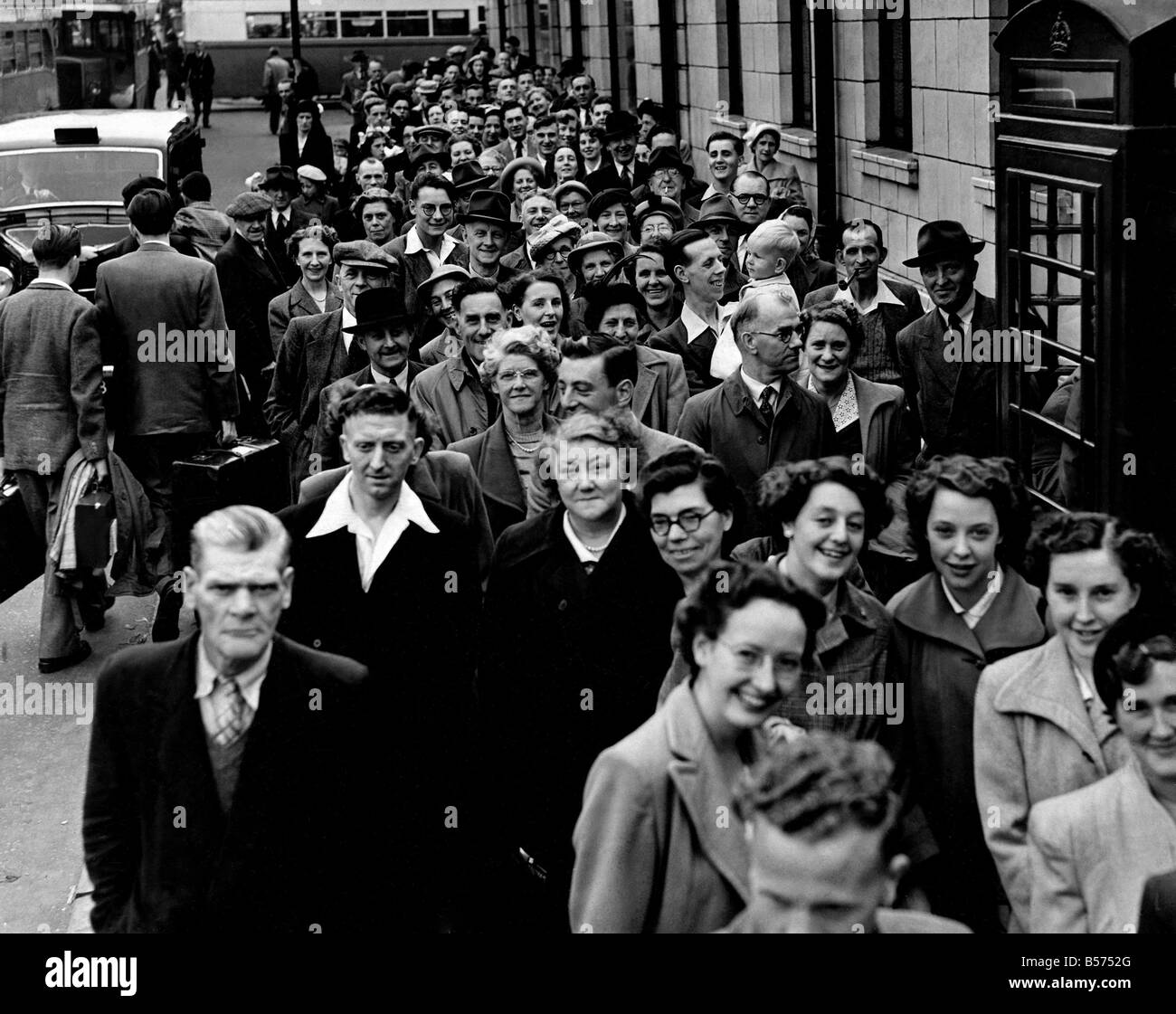 Vista generale della folla di persone in attesa a Mosley St: stazione degli autobus per gli autobus, al mare. Agosto 1952 P009425 Foto Stock