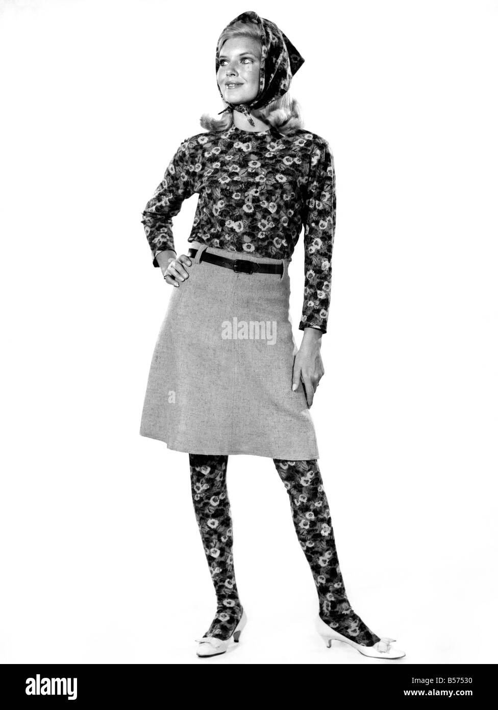 Sveglia mode 1965:00:00 Maureen Walker indossando motivo floreale body sotto un mantello con abbinamento di velo . Nov. 1965 Foto Stock