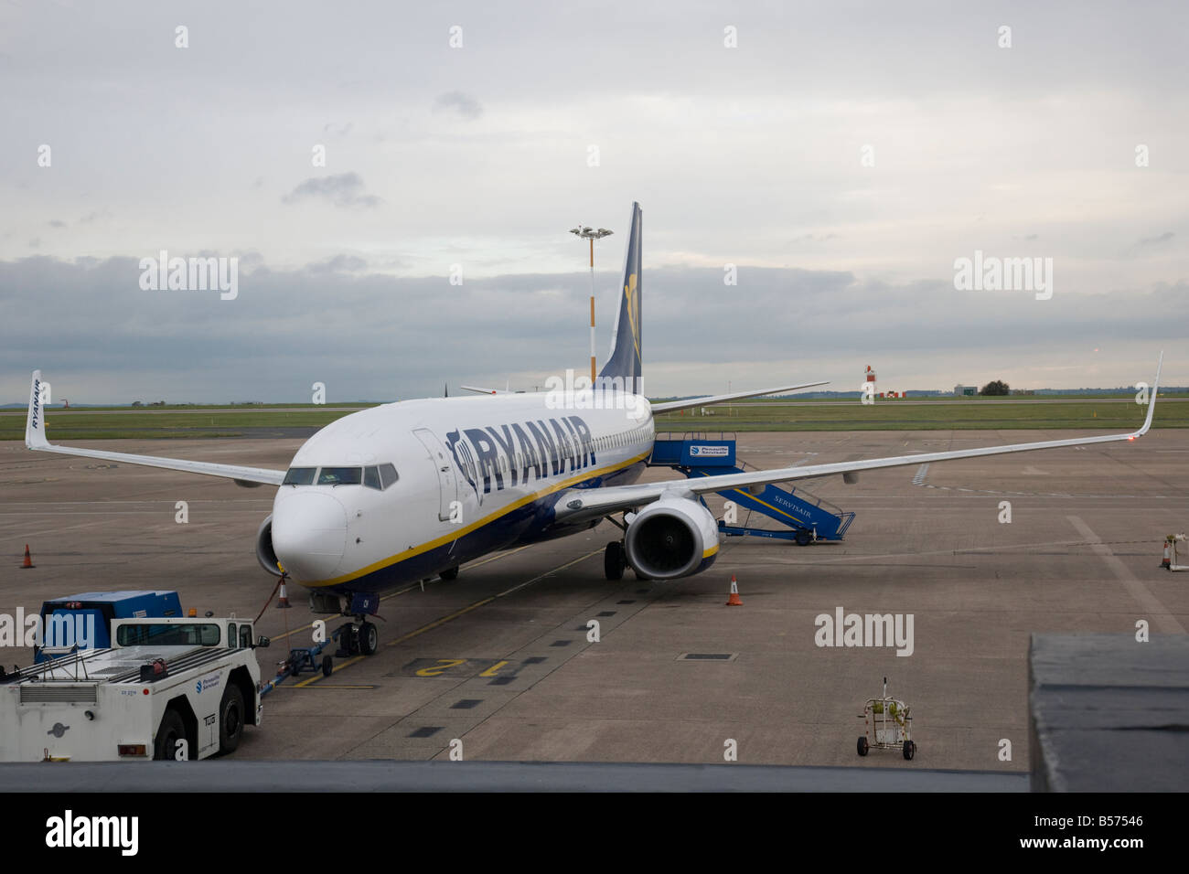 Piano di ryanair su asfalto a East Midlands Airport Leicestershire, Inghilterra Foto Stock