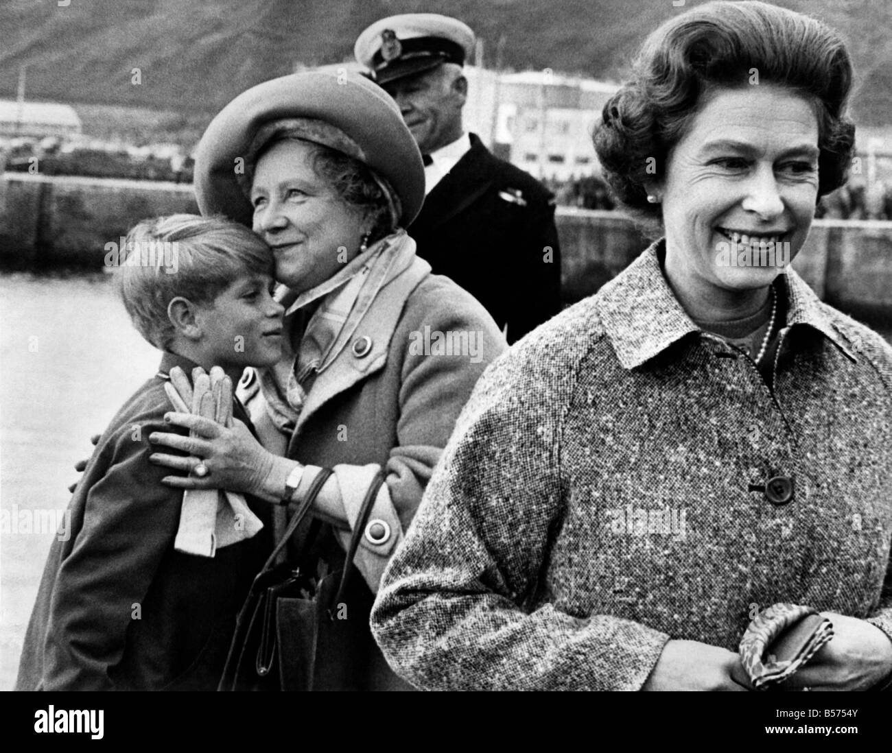 Queen Elizabeth II visto qui con la regina madre e Prince Edward visto qui durante il loro tour estivo dell'isola scozzese . Novembre 1972 P009816; Foto Stock