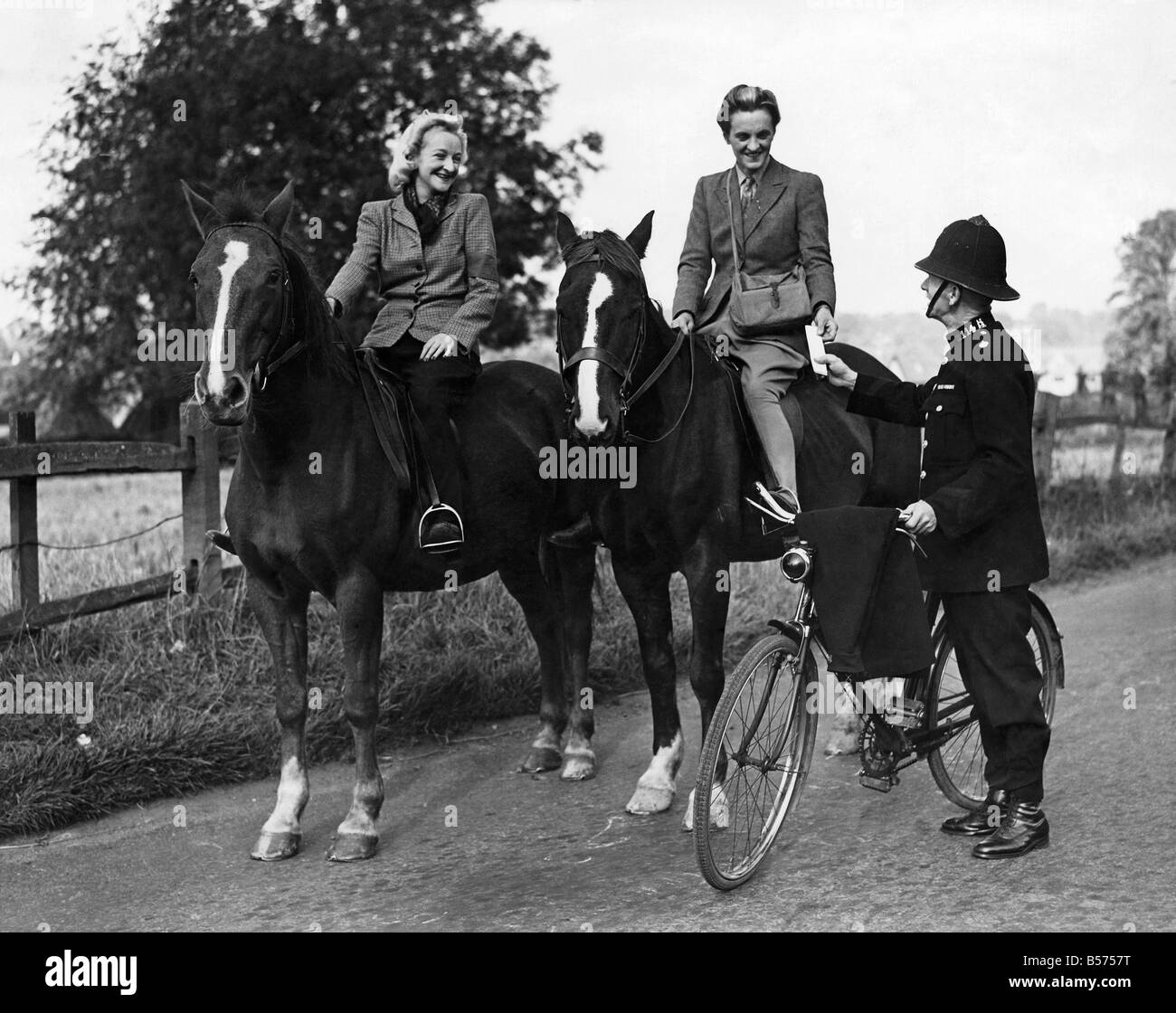 II guerra mondiale delle donne: W.V.S. cavallo-donne spedizione piloti sono ora racing il giro della contea di Warwickshire erogare messaggi urgenti dal quartier generale W.V.S. in Kennilworth, Warwicks. Ottobre 1942 P010130 Foto Stock