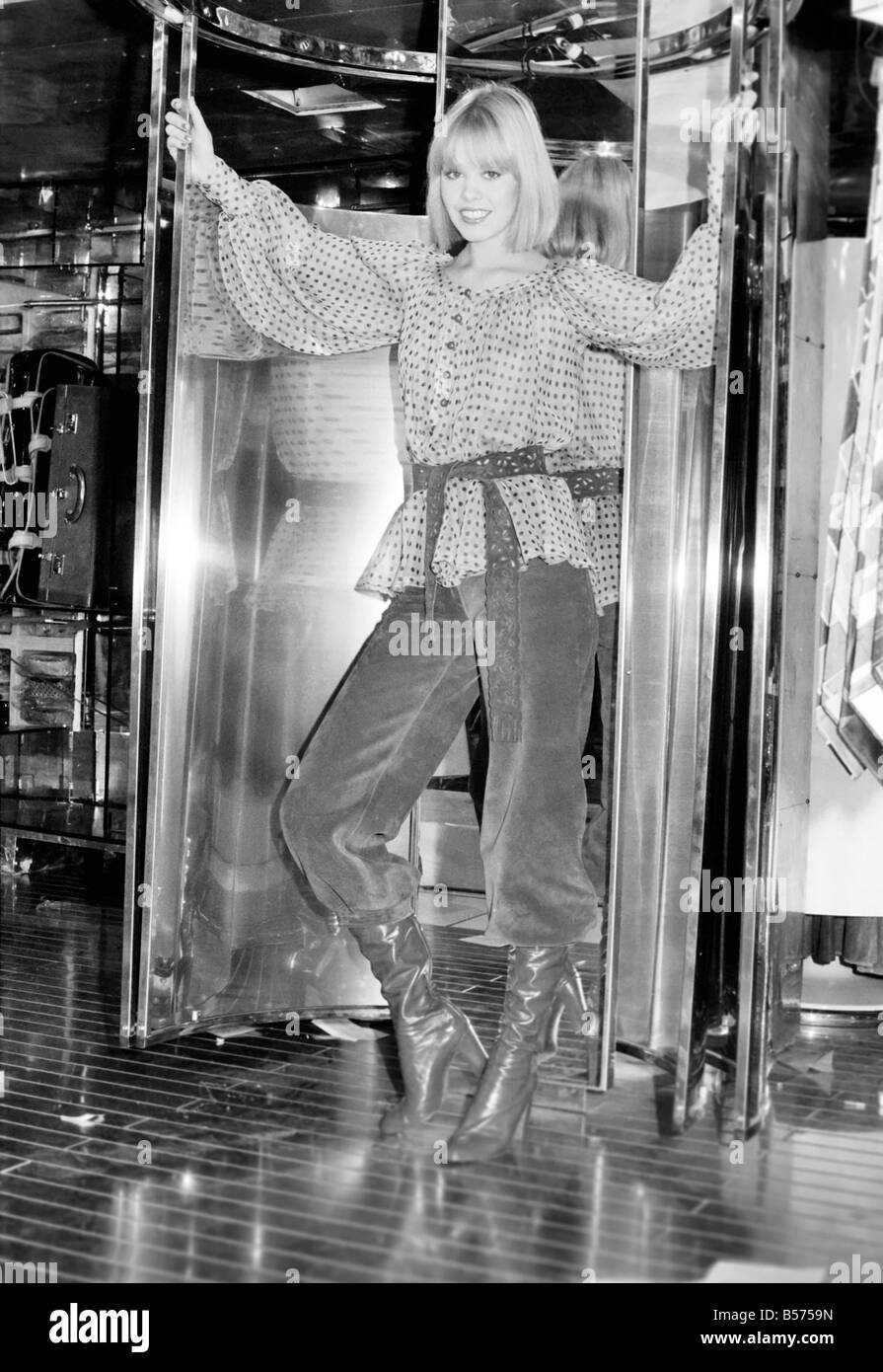 Fashion Shoot: Modelli: Parigi - Primavera/Estate 1975:00:00 Kniccurbockers scamosciata e chiffon Top di Ted Lapidus. Gennaio 1975 Foto Stock