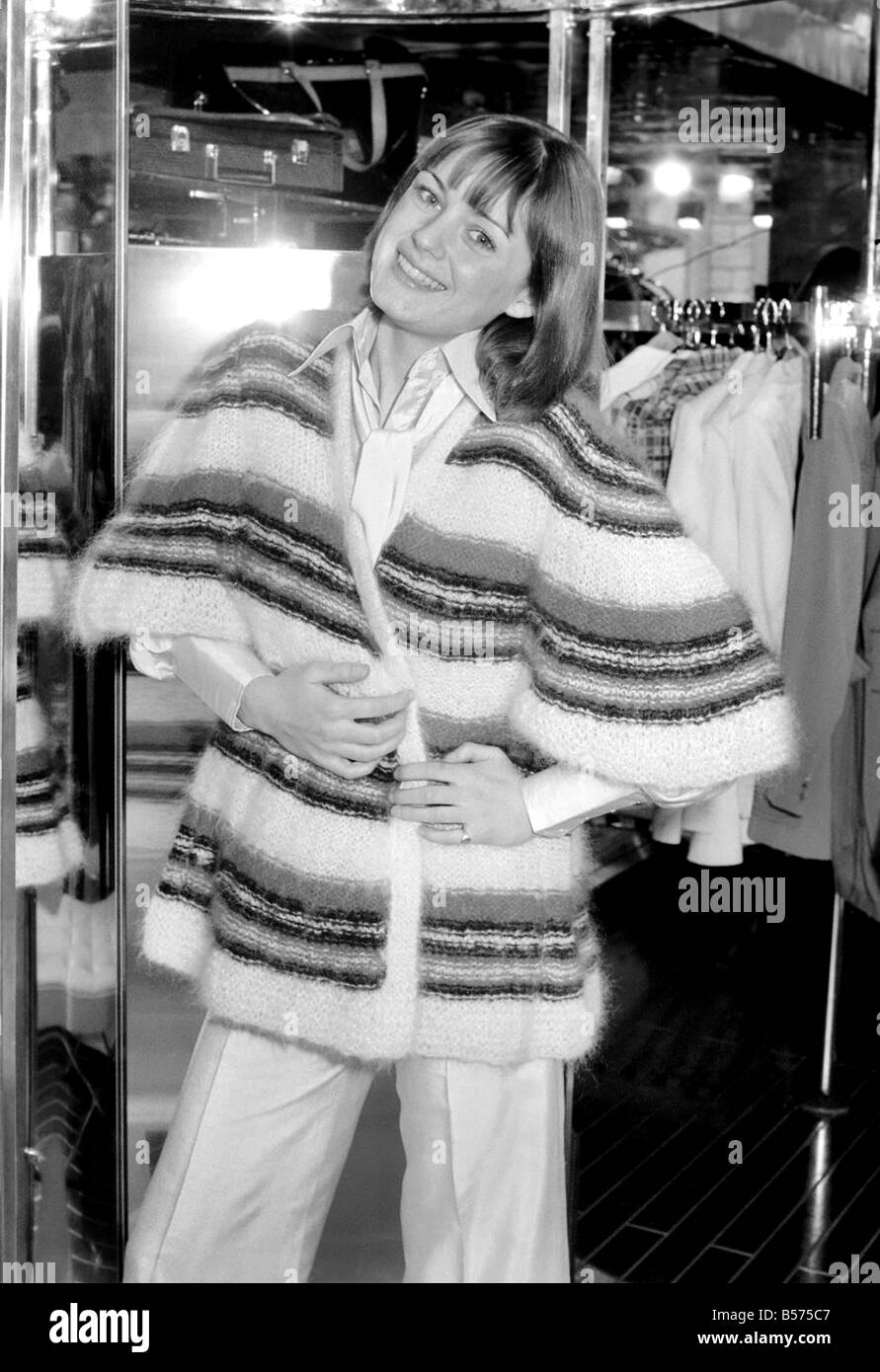 Fashion Shoot: Modelli: Parigi - Primavera/Estate 1975:00:00 una maglia a maniche corte grandi peluche di cardigan di Ted Lapidus. Gennaio 1975 Foto Stock