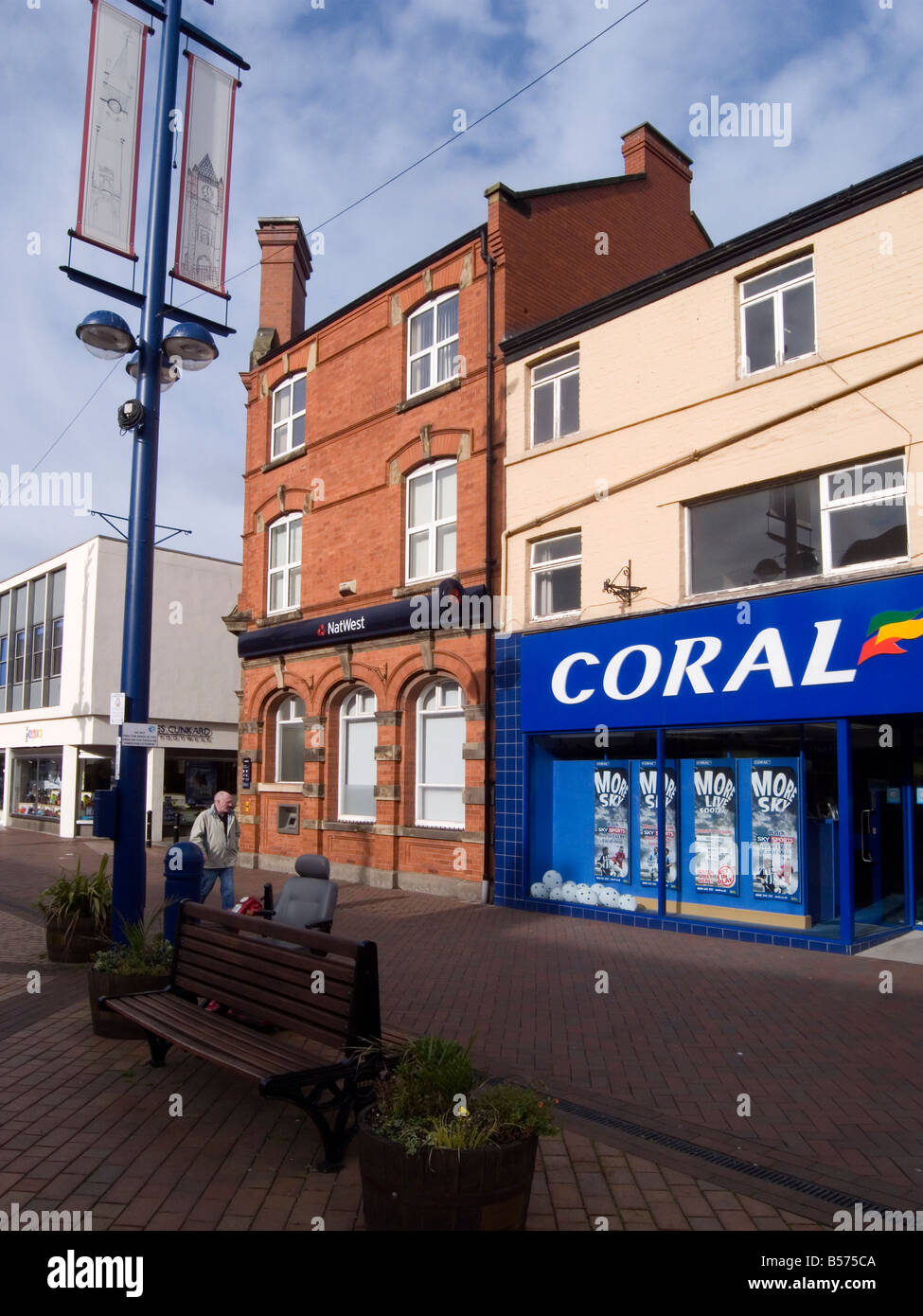 Redcar High Street Cleveland UK con un NatWest bank e un corallo negozio di scommesse Foto Stock