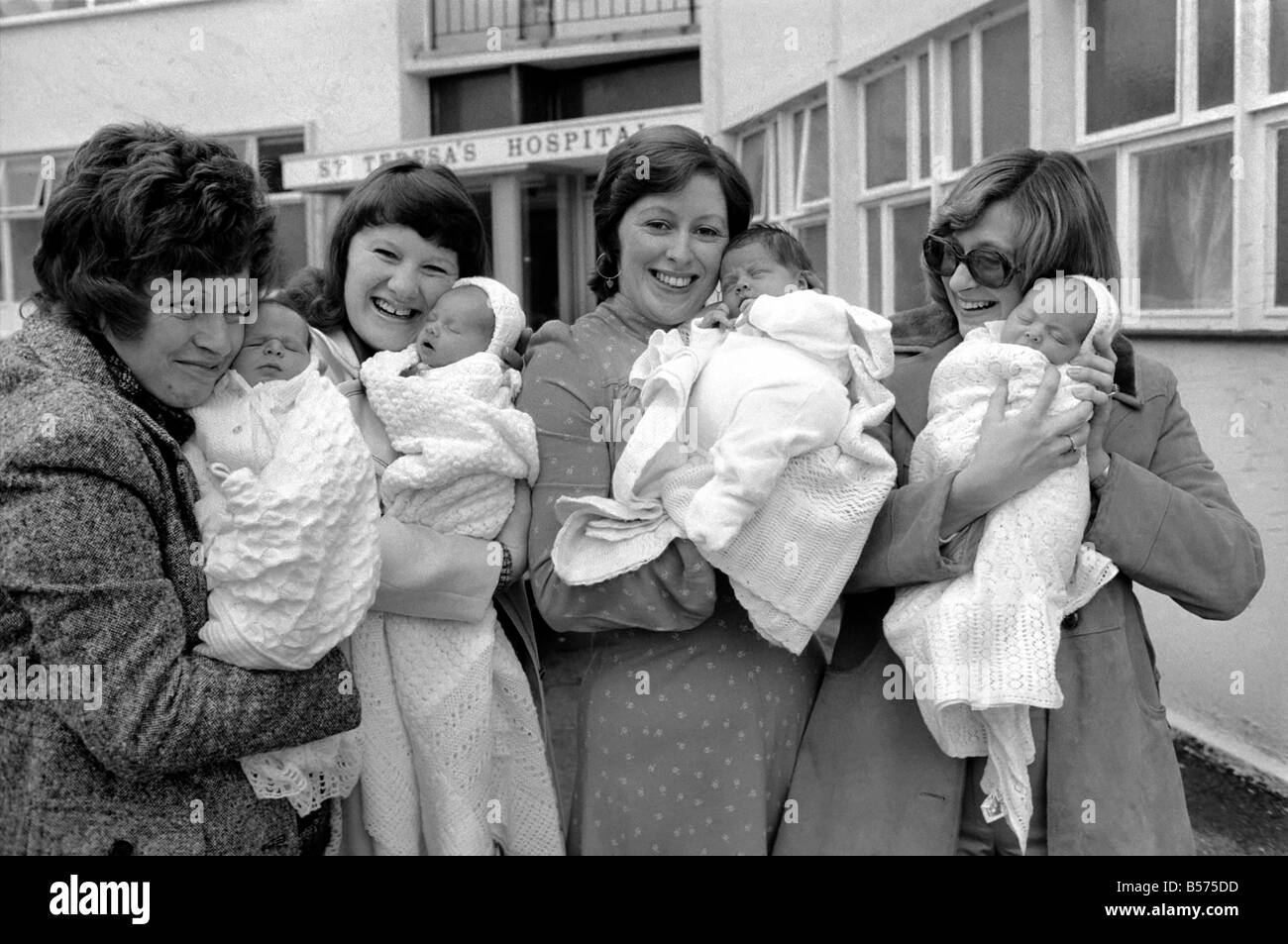 Di madri e neonati: Santa Teresa's Hospital, Wimbledon. Febbraio 1975 75-00632 Foto Stock