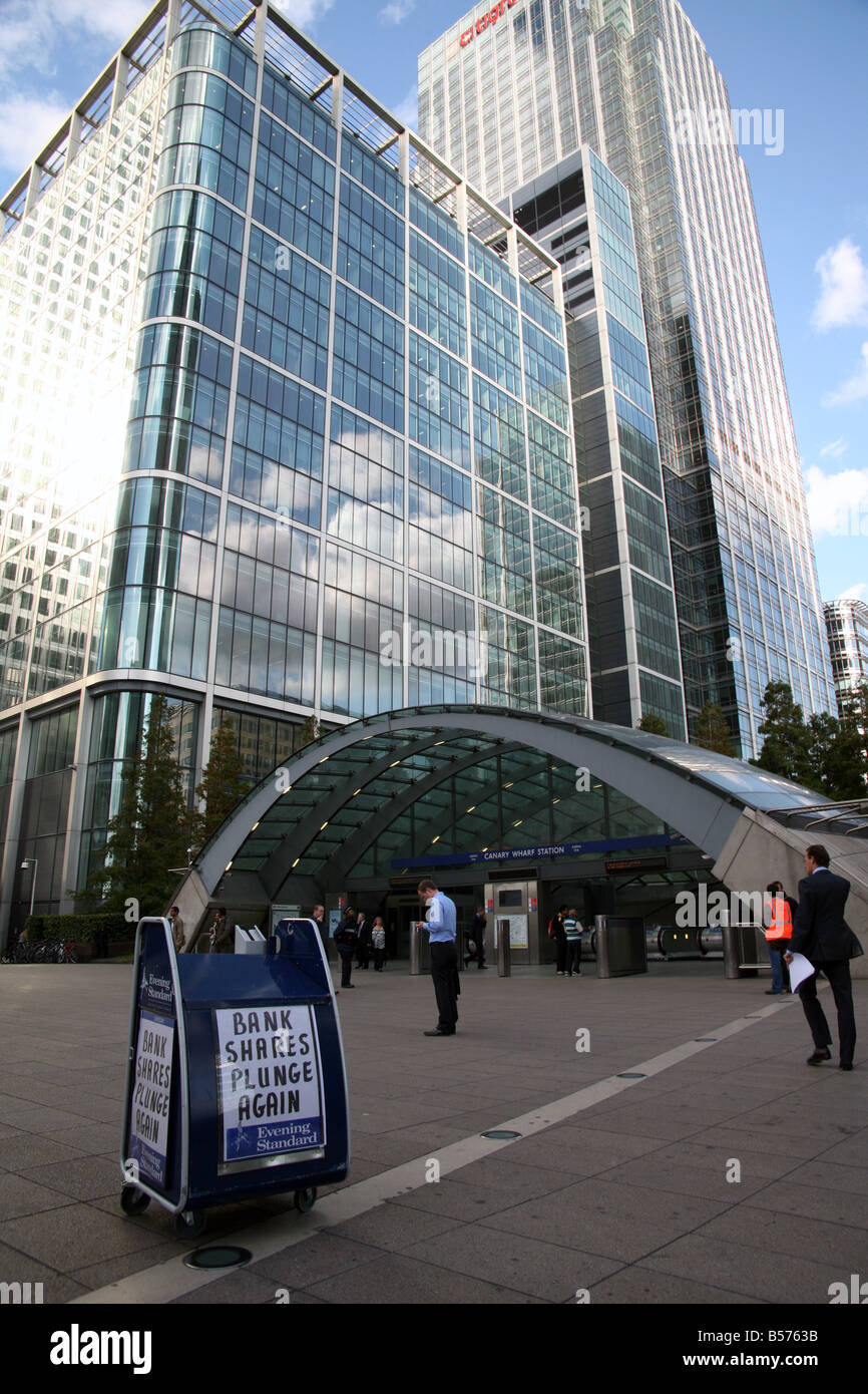 Cupo notizie finanziarie ancora in Canary Wharf London Foto Stock
