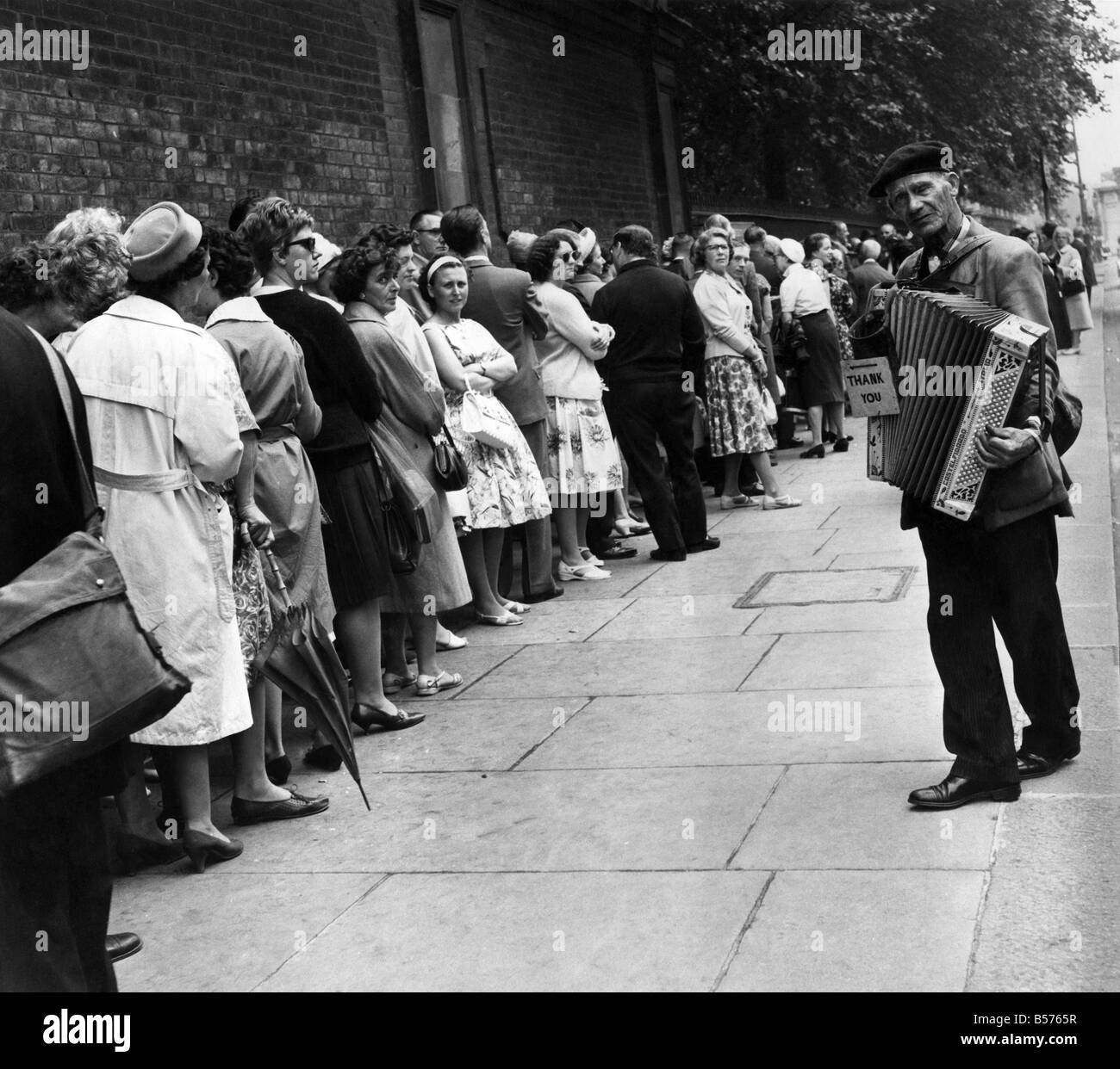 Tutta la notte in coda per galleria: centinaia di appassionati d'arte formata una coda al di fuori del Queen's Gallery a Buckingham Palace oggi per vedere la Regina la collezione di tesori d'arte. Luglio 1962 P004926 Foto Stock