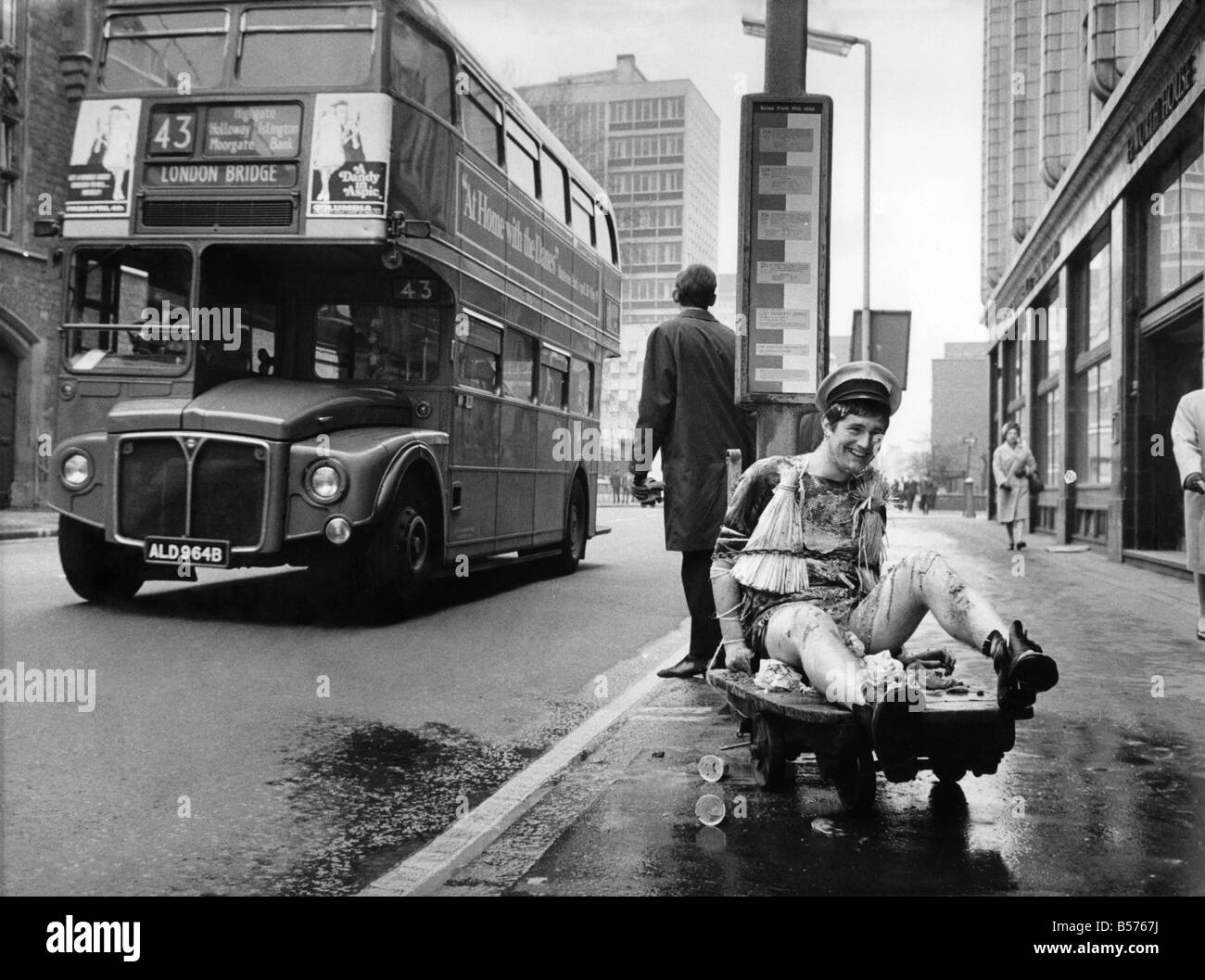 Rodney Keable 21 da Eltham, che subì una cerimonia di iniziazione di finitura dopo 5 anni di apprendistato con la sua azienda di stampa, Tee sbiancare e J. Mead Ltd., di City Road, vicino a Finsbury Square Aprile 1968.;a 12.30, egli era legato a un carro coperto di inchiostro stampanti, farina, fuliggine e carta streamers; poi prese in città Road, dove egli era legata ad una fermata nei pressi della ditta porta anteriore. Per un infine egli è stata inondata da estintori.; Foto Stock