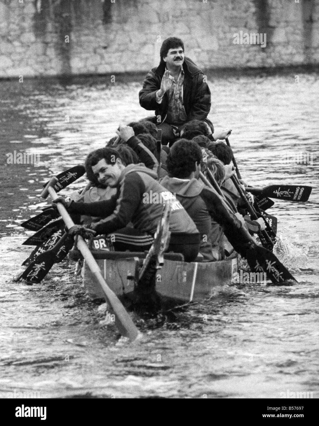 Hong Kong Splash: i draghi spinto la barca in Liverpool ieri (Martedì). Per la Gran Bretagna il canottaggio squad erano sempre in una certa pratica nella città del nuovo Albert Dock complesso sportivo e per il tempo libero. Il team si stavano preparando per la prossima Hong Kong Dragon Boat Race in giugno. Una mano per 'Dot l' Occhio del Drago in cinese tradizionale dragon boat è stata la star televisiva Bob Carolgees con Spit il cane, di' a sorpresa sorpresa' fama. Aprile 1986 P005299 Foto Stock