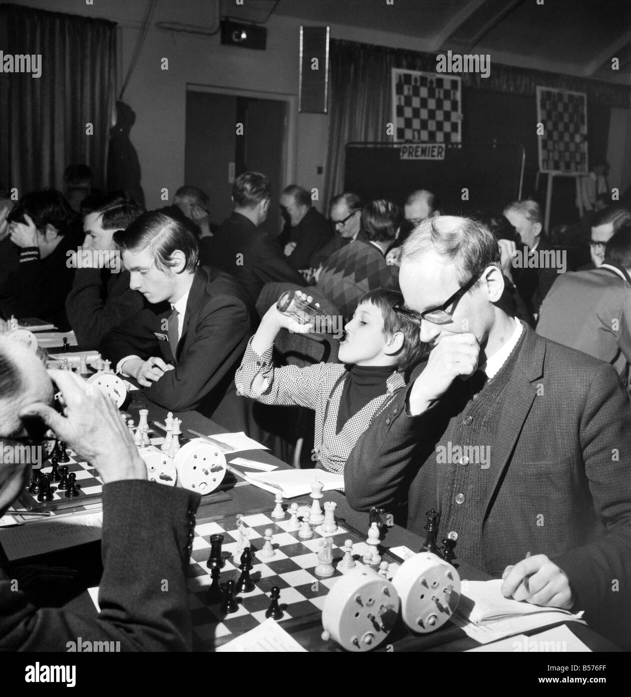 L annuale internazionale di scacchi campionato aperto oggi a Hastings. Più giovane concorrente Jonas sottocassa, 9, dalla Germania occidentale. Egli si basa su bevande analcoliche di tenere lui va. Dicembre 1969 Z12483 Foto Stock