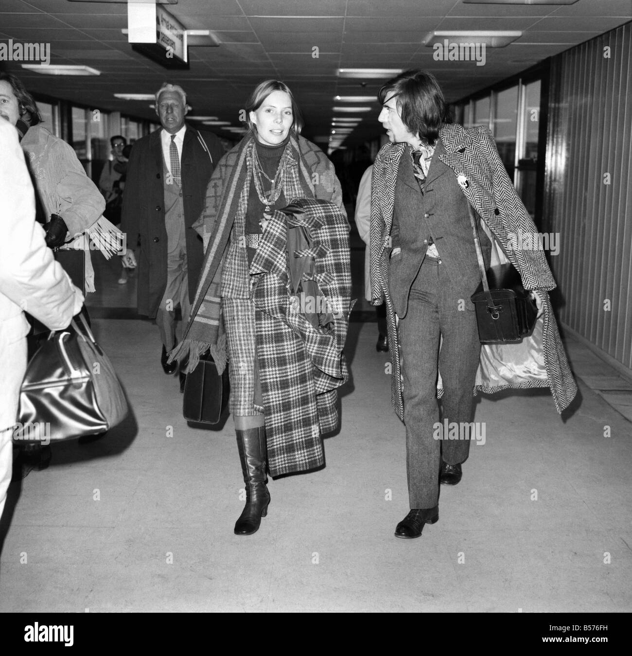 Cantante Folk Joni Mitchell che scrive canzoni per cantanti pop, arrivati all'aeroporto di Heathrow per un concerto di musica folk al Festival Hall Foto Stock