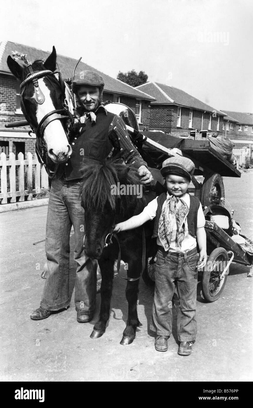 Rag e osso uomo John White visto qui con il nipote Nick su i loro giri. Settembre 1980 P004966 Foto Stock