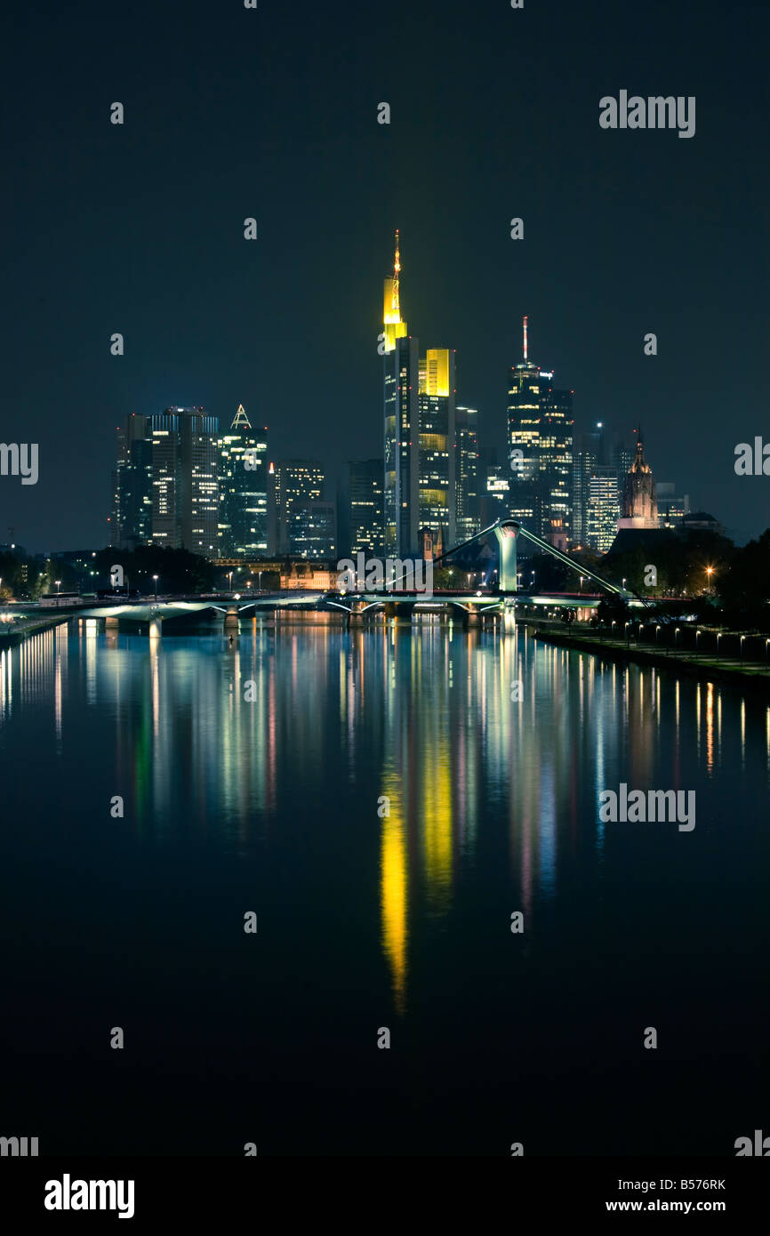 Grattacieli di Francoforte il distretto finanziario di notte, che si riflette nel fiume Main Foto Stock