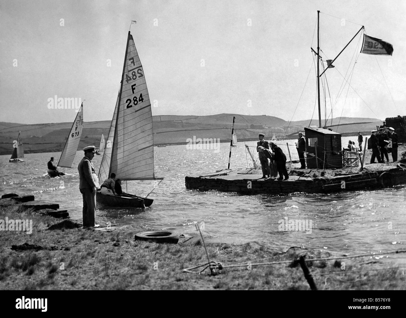 La lucciola dinghy racing presso Hollingsworth Lago. F. 284 passa il segnale stazione sul suo modo all'inizio. Maggio 1950 P005228 Foto Stock