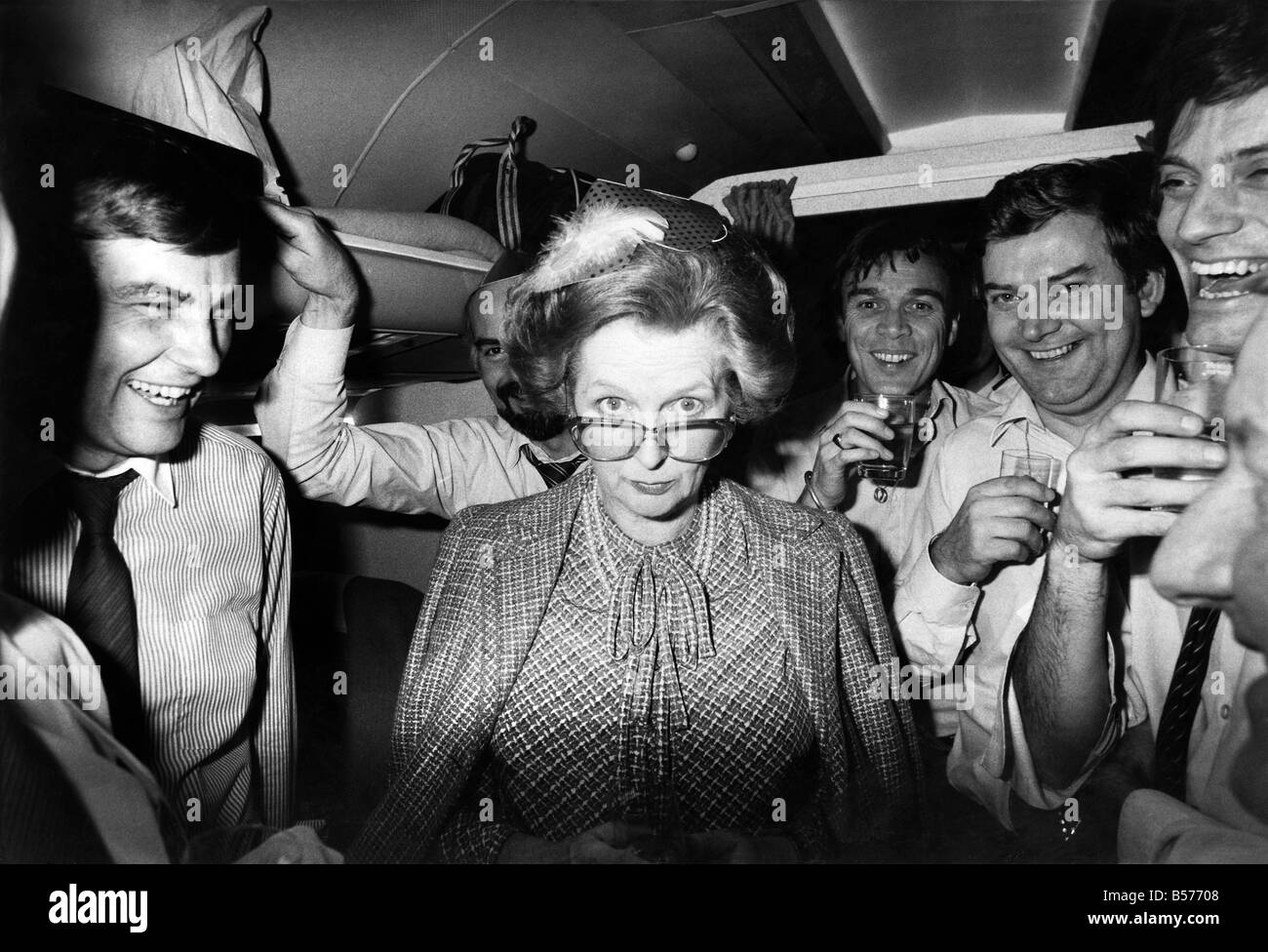 Il Primo Ministro Margaret Thatcher visto qui con il giornalista sul suo piano di tornare in Inghilterra dopo la sua visita in Cina. 1 Dic Foto Stock