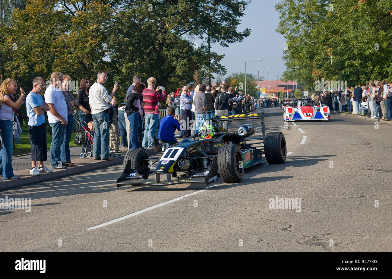 Danny Watts a salutare la folla durante la guida di un Lola-Dome F106 Formula Tre intorno a Huntingdon durante la Lola il cinquantesimo anniversario Foto Stock