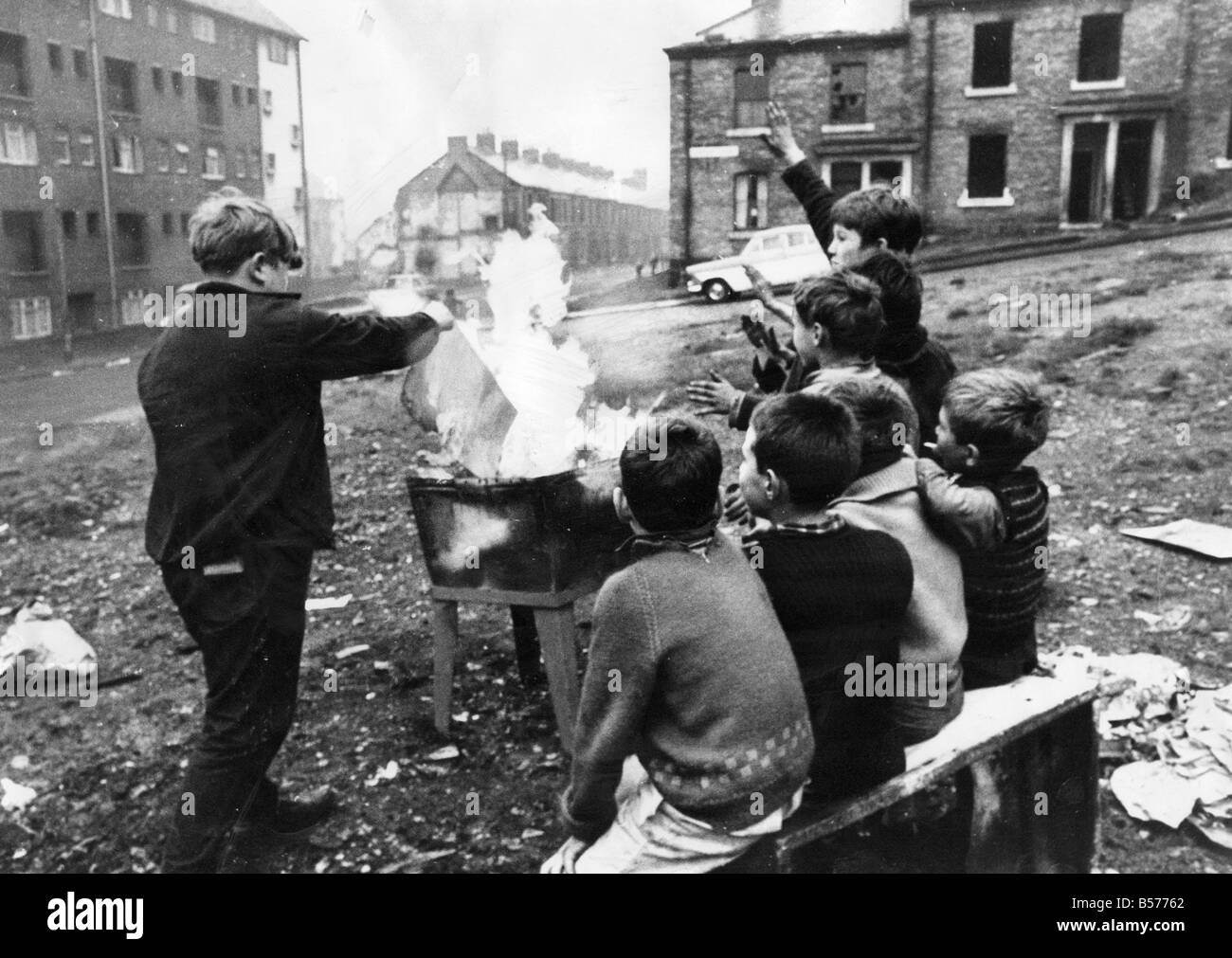 Una pista di bambini rischia di ferirsi giocando con il fuoco sulla terra desolata a Beaumont Street Foto Stock