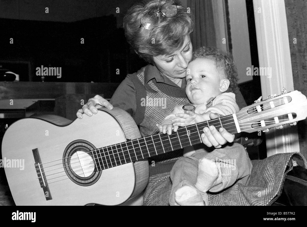 Cantante Internazionale star: Caterina Valente serenate in suo figlio. Febbraio 1975 75-00827-003 Foto Stock