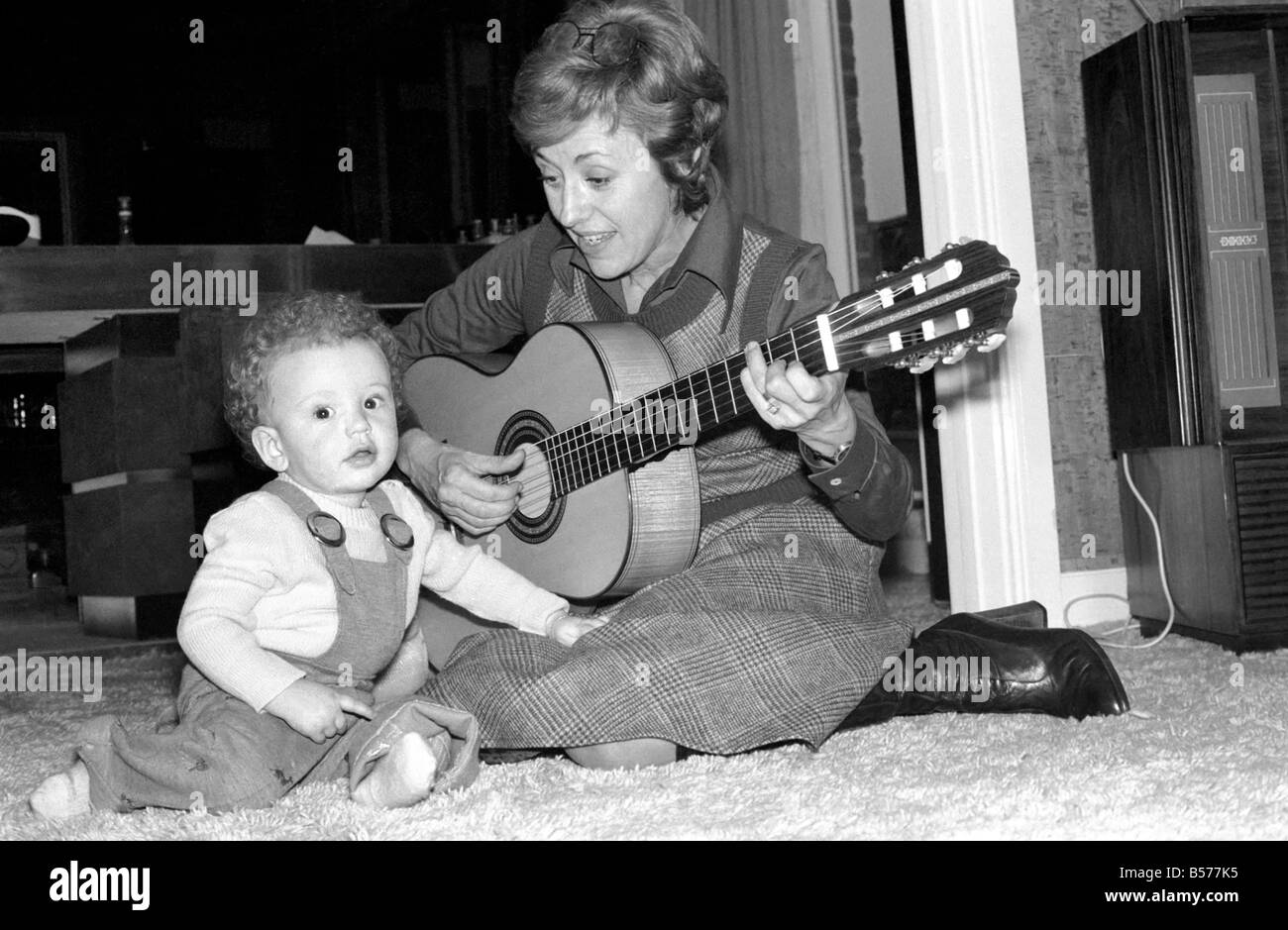 Cantante Internazionale star: Caterina Valente serenate in suo figlio. Febbraio 1975 75-00827-005 Foto Stock
