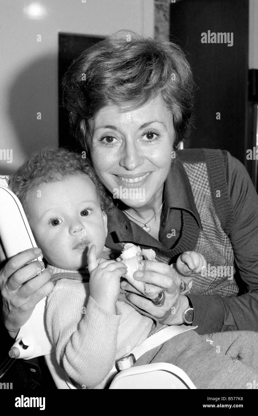 Cantante Internazionale star: Caterina Valente serenate in suo figlio. Febbraio 1975 75-00827-006 Foto Stock