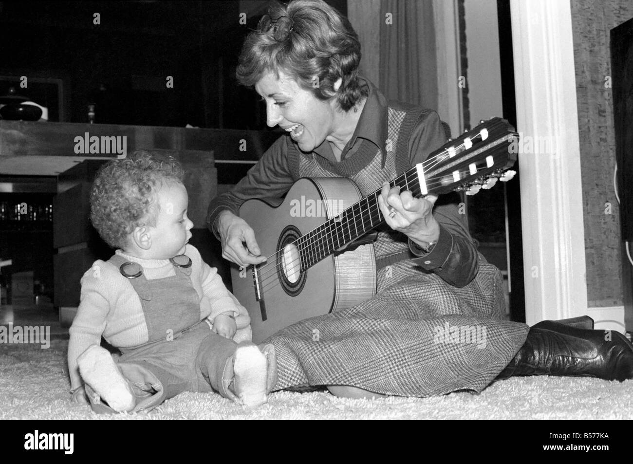 Cantante Internazionale star: Caterina Valente serenate in suo figlio. Febbraio 1975 75-00827-007 Foto Stock