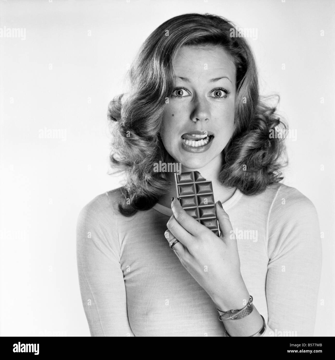 Donna di mangiare cioccolato. Febbraio 1975 75-00891-001 Foto Stock