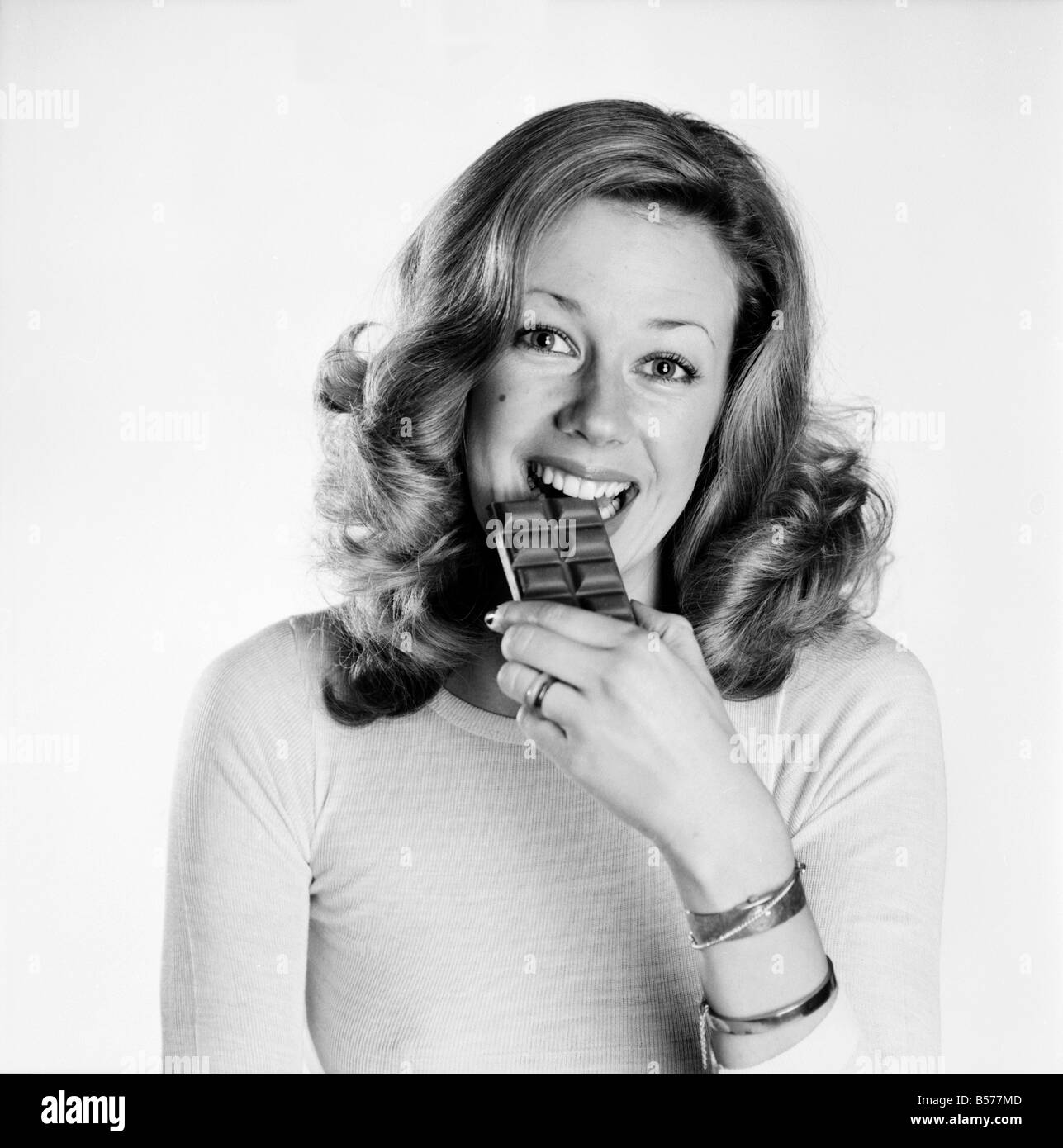Donna di mangiare cioccolato. Febbraio 1975 75-00891-002 Foto Stock