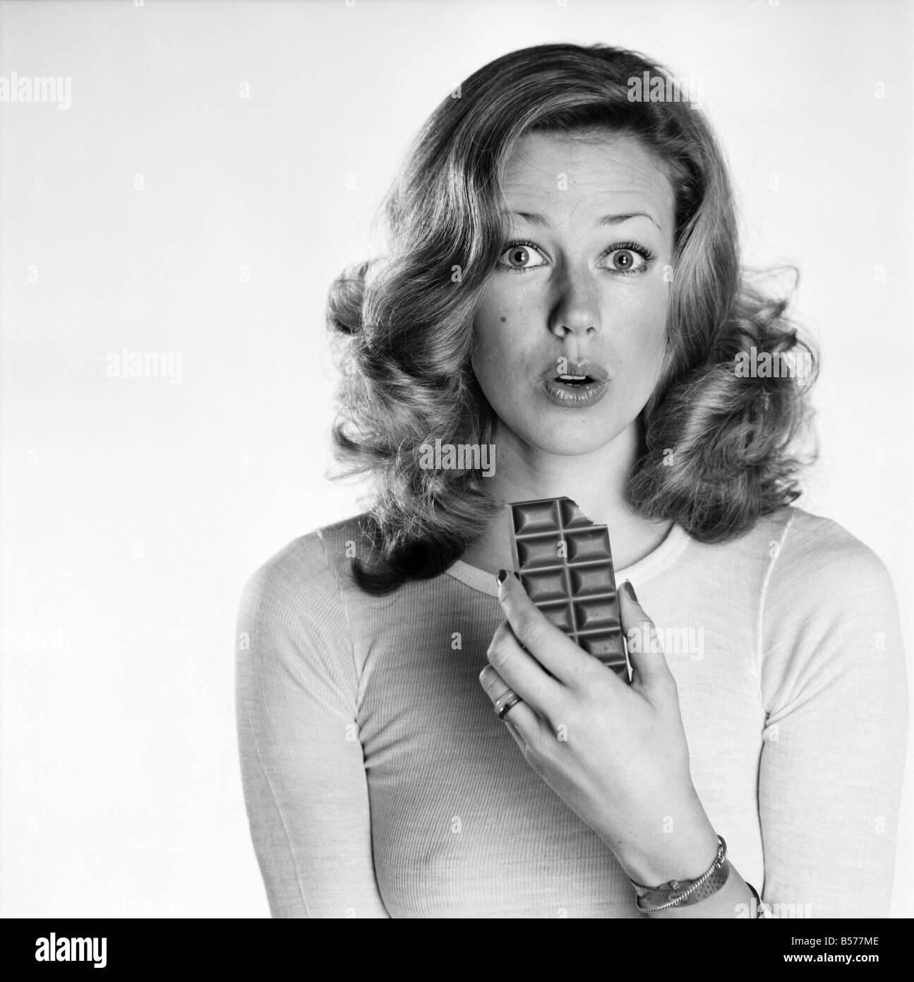 Donna di mangiare cioccolato. Febbraio 1975 75-00891 Foto Stock