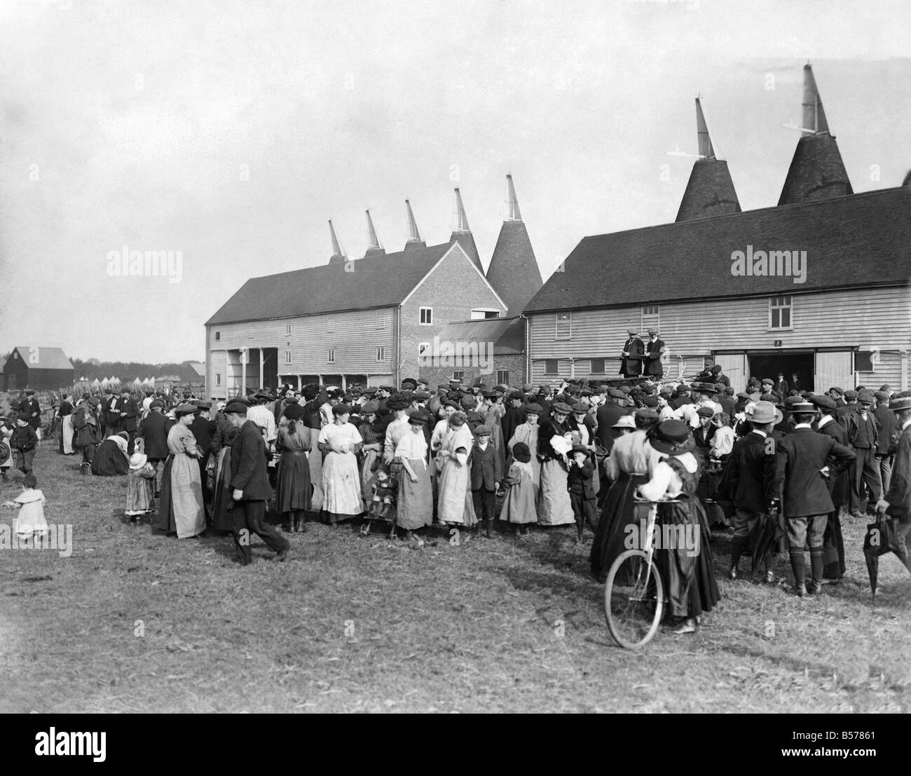 Hop-raccoglitori al Paddock Wood Kent. Agosto 1908 P004466 Foto Stock
