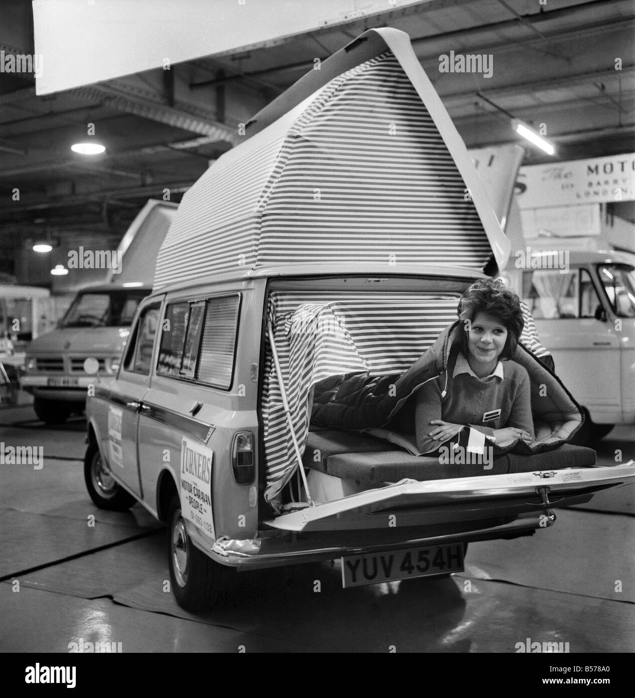 Camping: Van: Olympia il campeggio e caravaning mostra. Il Bedford Roma su tornitori stand alla fiera. Gennaio 1970 Foto Stock