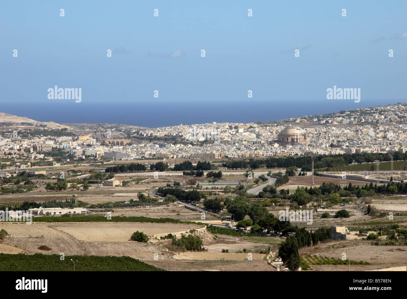 Una vista di Mosta da Mdina, Malta. Foto Stock