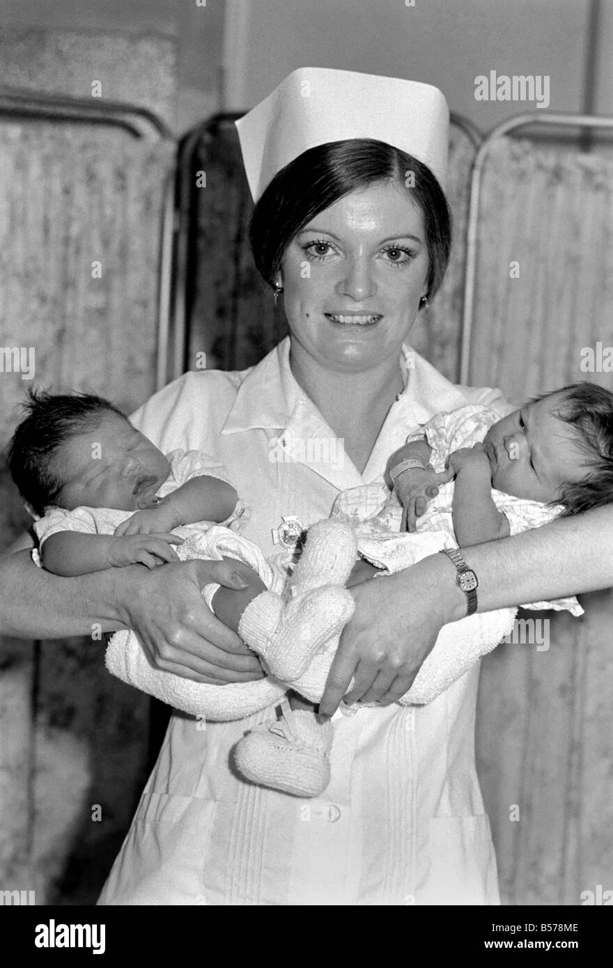 Anno nuovo bebè a Santa Teresa di Wimbledon. Il nuovo bambino bambine nati entro due ore di ogni altro. Lucinda Rink 61bs 14 ozs e Foto Stock