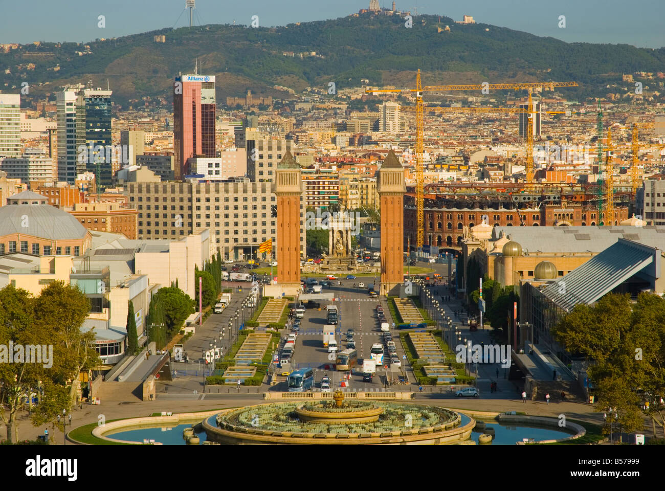 Vista dalla collina di Montjuic con Plaça d'Espanya in primo piano a Barcellona Spagna Europa Foto Stock