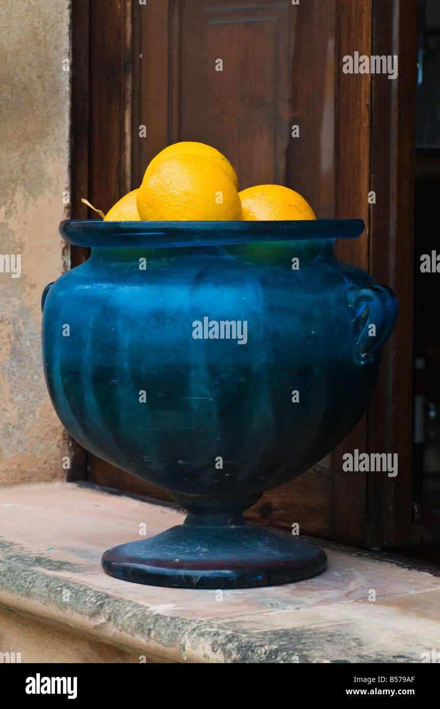 Arance in una pentola su un davanzale, presso il centro storico di Alcudia, Maiorca, Spagna. Foto Stock
