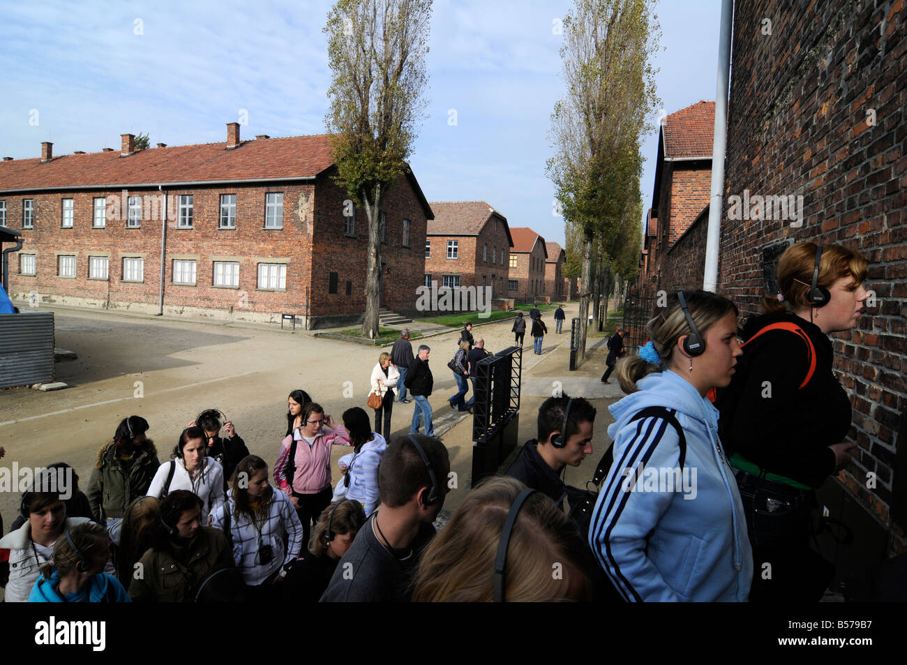 Un gruppo di bambini della scuola di entrare nel Museo di Auschwitz, un ex sterminio nazista camp si trova in Polonia. Foto Stock