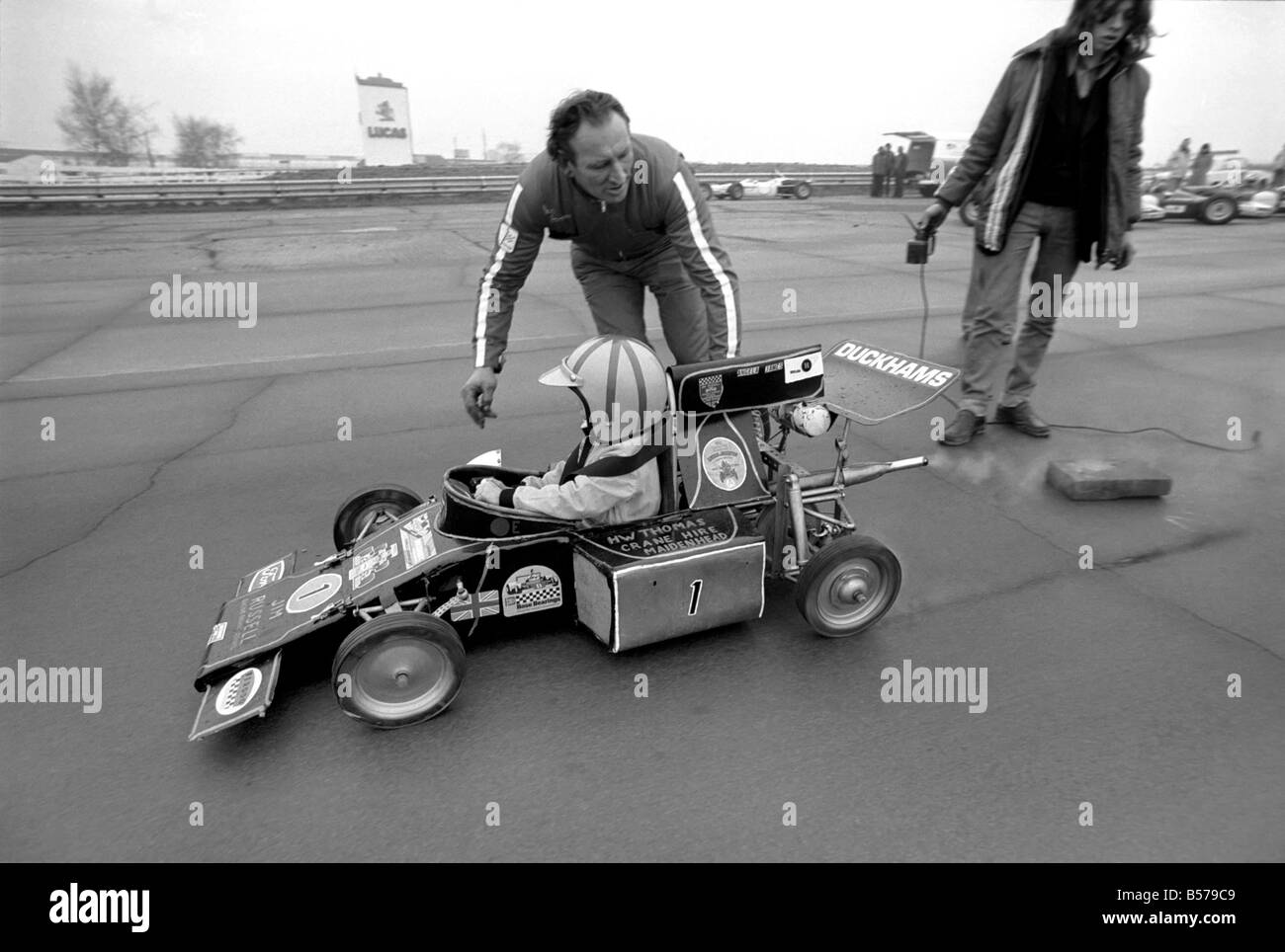 Angela quattro anni, figlia di Ken James visto qui al volante della sua miniatura benzina auto racing Feb. 1975 Foto Stock