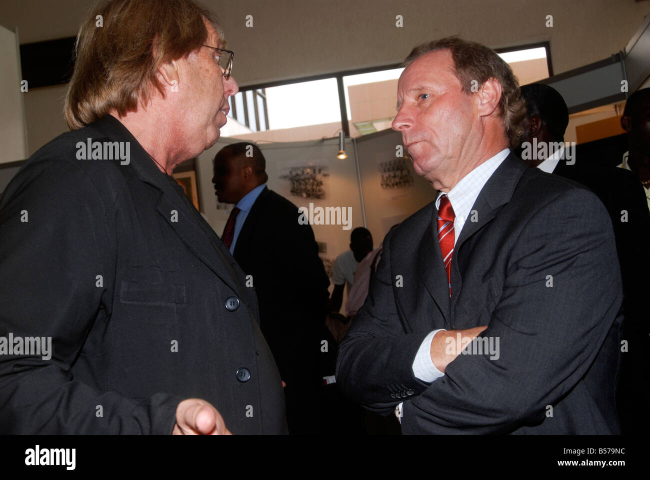 Ex Ghana Black Star coach Claude Leroy e Berti Vogt ex allenatore della Nigeria Super Aquile in Accra, Ottobre 2007 Foto Stock