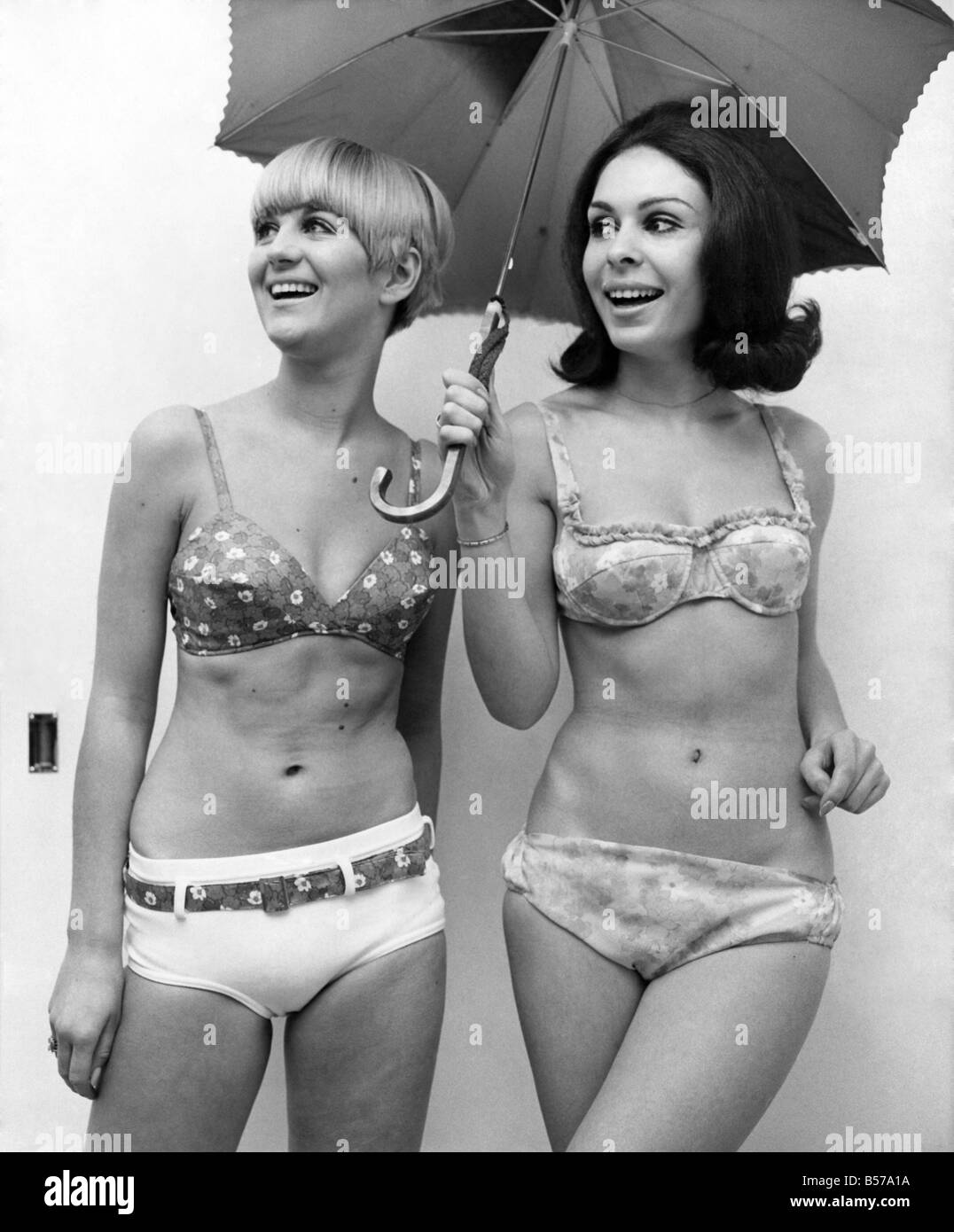 Abbigliamento moda: Twopence colorata a Etam per la primavera e l'estate 1967. A sinistra Andrea Harmer in un bikini di filanca bianco e prin Foto Stock