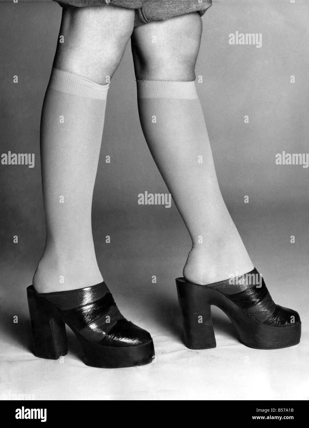 Moda: Piattaforma scarpe. Aprile 1974 P005355 Foto Stock