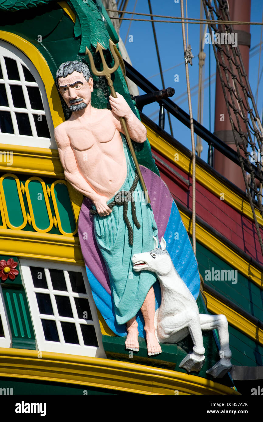 Dettaglio delle decorazioni scolpite sulla poppa della vecchia nave a vela 'Amsterdam' in mostra al Museo Marittimo Scheepvartmuseum in Amsterdam Foto Stock