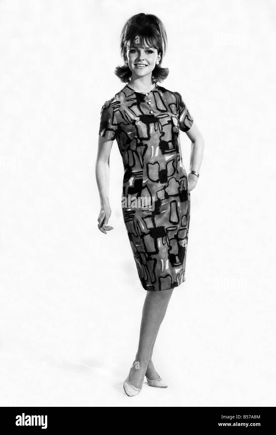 Sveglia Mode: Ann Roberts modellazione vestito stampato. Maggio 1964 P006816 Foto Stock