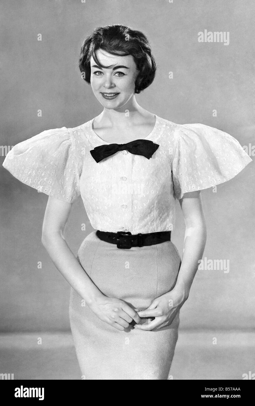 Modello Jackie Jackson indossa camicetta e gonna. Giugno 1959 P006969 Foto Stock